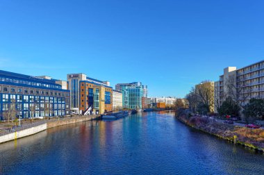 Berlin, Almanya - 28 Ocak 2024: Güneşli bir kış gününde Spree kıyılarında sahne.