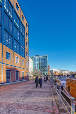 Berlin, Almanya - 28 Ocak 2024: Güneşli bir kış gününde Spree kıyılarında sahne.