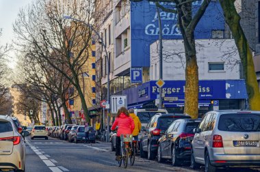 Berlin, Almanya - 28 Ocak 2024: Bisikletçilerin Berlin 'de bisiklet yolunda olduğu sokak sahnesi.