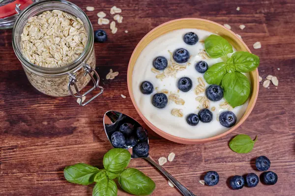Yaban mersini ve yulaf ezmesiyle hazırlanmış yoğurtlu kahvaltı masası..