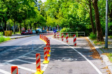 Yol güvenliğini artırmak için ana yolda adanmış bir bisiklet yolu.