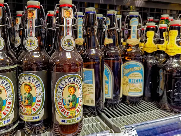 Berlin, Almanya - 19 Ekim 2021: Süpermarkette bira şişeleriyle dolu bir rafa bakın.