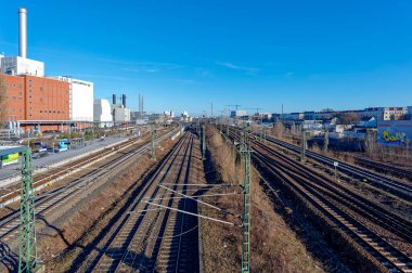 Berlin, Almanya - 28 Ocak 2024: Berlin 'deki Westhafen bölgesinde geniş demiryolu rayları ve sanayi binaları.