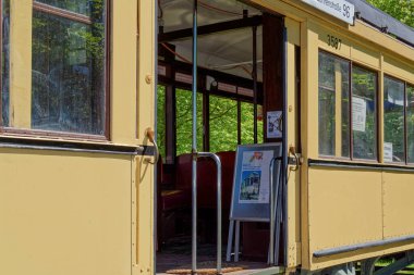 Kleinmachnow, Almanya - 6 Mayıs 2018: 1929 yılında inşa edilmiş tarihi bir Alman tramvayı.