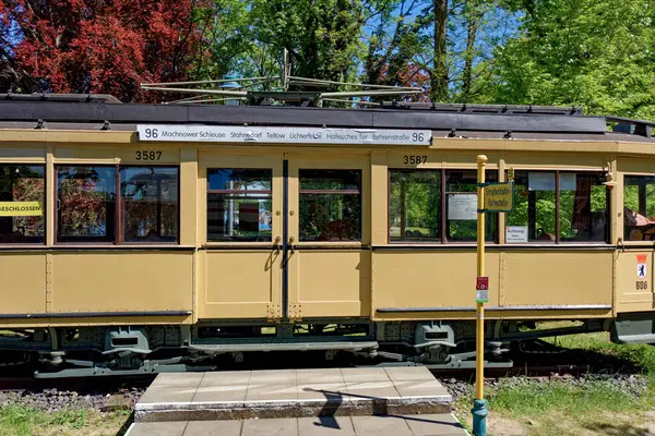 Kleinmachnow, Almanya - 6 Mayıs 2018: 1929 yılında inşa edilmiş tarihi bir Alman tramvayı.