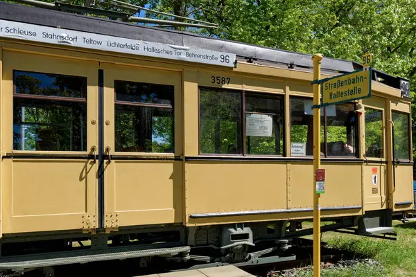 Kleinmachnow, Almanya - 6 Mayıs 2018: 1929 yılında inşa edilmiş tarihi bir Alman tramvayı.