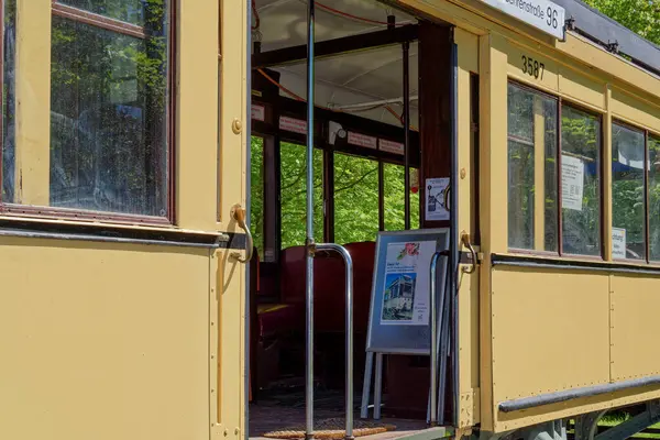 Kleinmachnow, Almanya - 6 Mayıs 2018: 1929 yılında inşa edilmiş tarihi bir Alman tramvayı.