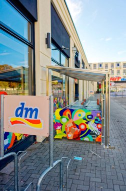 Berlin, Almanya - 3 Ekim 2020: Logosuyla bir eczanenin cephesinin fotoğrafı.