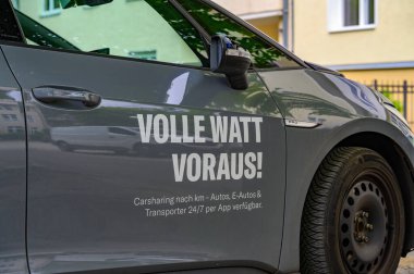 Berlin, Almanya - 29 Mayıs 2022: Park halindeki elektrikli araç paylaşımı.