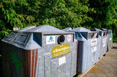 Berlin, Almanya - 19 Ağustos 2019: Yol kenarındaki bir geri dönüşüm şirketinin cam konteynırı.