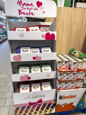 Berlin, Almanya - 6 Mayıs 2024: Bir süpermarket rafında sergilenen çikolata kutularına bakın.