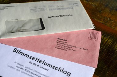 Berlin, Almanya - 17 Mayıs 2024: Avrupa Parlamentosu seçimleri için posta oylaması belgeleriyle dolu.