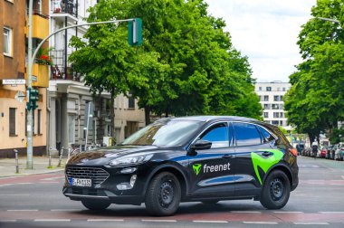 Berlin, Almanya - 18 Mayıs 2024: Berlin kavşağında bir internet ve mobil iletişim sağlayıcısının şirket arabası.