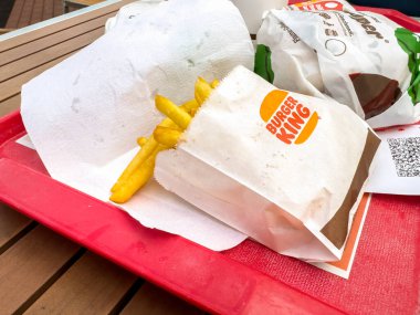 Thif, Almanya - 8 Haziran 2024: Burger King 'den fast food tepsisi.