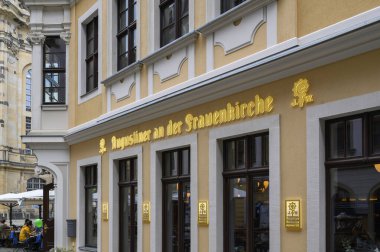 Dresden, Almanya - 9 Haziran 2024: Dresden 'in eski şehir merkezinde bir birahane.