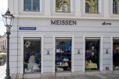Dresden, Almanya - 10 Haziran 2024: Tarihi Dresden şehir merkezinde porselen deposu.