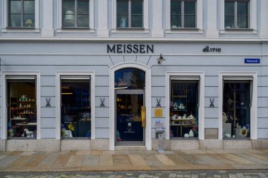 Dresden, Almanya - 10 Haziran 2024: Tarihi Dresden şehir merkezinde porselen deposu.