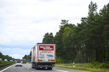 Freeway A13, Almanya - 9 Haziran 2024: Alman otobanındaki bir kamyona bakın.