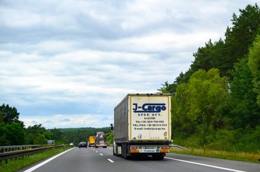 Freeway A13, Almanya - 9 Haziran 2024: Alman otobanındaki bir kamyona bakın.
