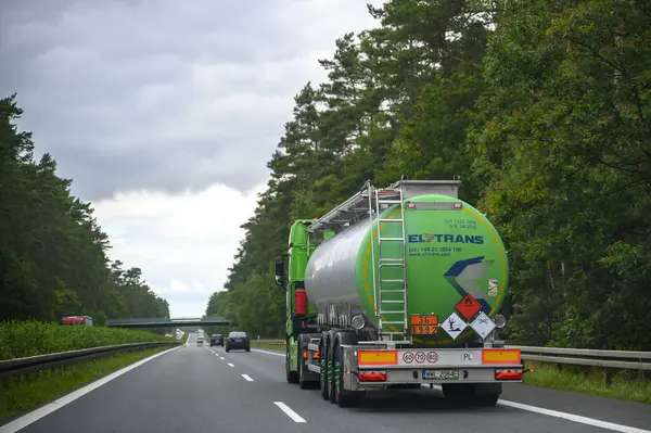 Freeway A13, Almanya - 9 Haziran 2024: Alman otobanındaki bir kamyona bakın.