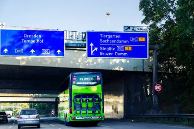 Berlin, Almanya - 13 Temmuz 2024: Berlin otoyolunda tanınmış bir tedarikçinin tur otobüsü.