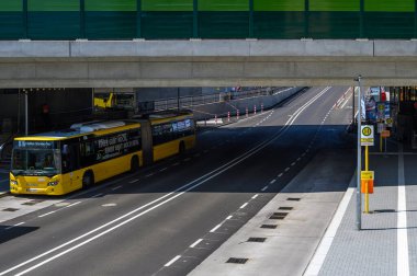 Berlin, Almanya - 25 Temmuz 2024: Berlin 'in güneyindeki Dresdner Bahn köprüsünün altından geçen bisiklet yolu ve kaldırımı olan modern cadde.