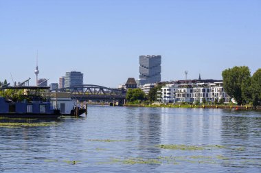 Berlin-Treptow 'daki Spree sahnesi Treptower Park' ın kıyısında çekildi..