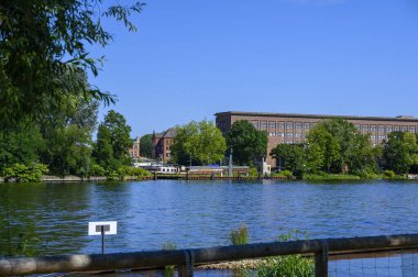 Berlin-Treptow 'daki Spree sahnesi Treptower Park' ın kıyısında çekildi..