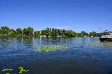 Berlin-Treptow 'daki Spree sahnesi Treptower Park' ın kıyısında çekildi..