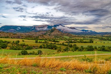 Fransız Deniz Alpleri 'ndeki bir dağ sırtına bakın. Sis ve ağır bulut örtülü..
