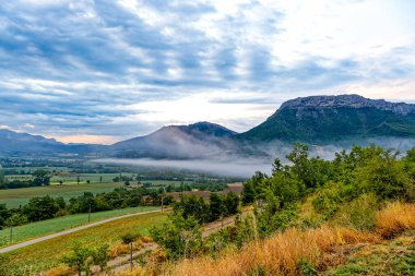Fransız Deniz Alpleri 'ndeki bir dağ sırtına bakın. Sis ve ağır bulut örtülü..