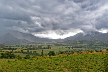 Fransız Deniz Alpleri 'ndeki bir dağ sırtına bakın. Sis ve ağır bulut örtülü..