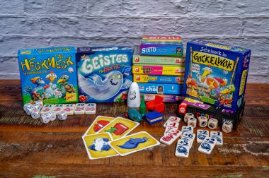 Berlin, Almanya - 16 Ocak 2024: Oyun aksesuarlarıyla çeşitli salon oyunları.