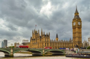 Londra, İngiltere - 3 Ağustos 2015: Westminster Köprüsü 'nden Büyük Ben' e ve Westminster Sarayı 'na dramatik bir gökyüzüne karşı yan görüş.