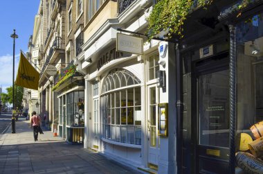 Londra, İngiltere - 2 Ağustos 2015: Londra caddesi boyunca birçok küçük dükkanı olan bir manzara.