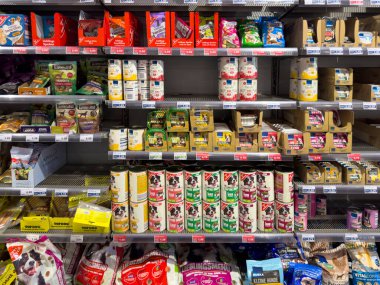 Berlin, Almanya - 27 Mayıs 2024: Bir süpermarkette köpek maması rafı. 