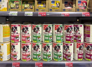 Berlin, Almanya - 27 Mayıs 2024: Bir süpermarkette köpek maması rafı. 