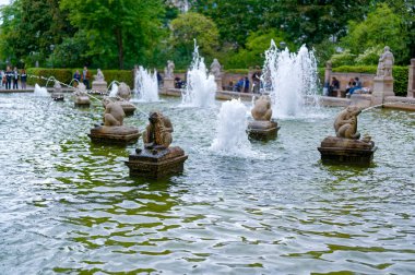 Berlin-Friedrichshain 'deki Grimm Kardeşler hikayelerinin figürleriyle dolu tarihi fıskiyenin oradaki su birikintileri..