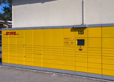 Berlin, Almanya - 19 Eylül 2024: Alıcının oradan alabileceği paketler için DHL dolapları.