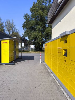 Berlin, Almanya - 19 Eylül 2024: Alıcının oradan alabileceği paketler için DHL dolapları.