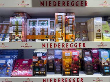 Berlin, Almanya - 20 Eylül 2024: Çeşitli çikolata ve badem ezmeli cevizli pralinler. 