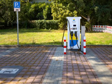 Berlin, Almanya - 23 Eylül 2024: Bir süpermarketin otoparkındaki elektrikli araçlar için şarj istasyonu.
