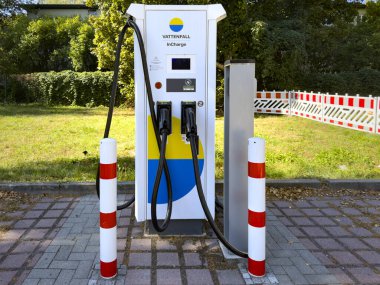 Berlin, Almanya - 23 Eylül 2024: Bir süpermarketin otoparkındaki elektrikli araçlar için şarj istasyonu.
