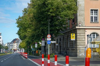Berlin, Almanya - 15 Eylül 2024: Otoyol güvenliğini artırmak amacıyla Berlin 'in ana caddesinde ayrılan bisiklet şeridi.