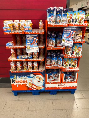 Berlin, Almanya - 27 Kasım 2024: Süpermarkette bir raf dolusu çikolatalı Noel Baba.