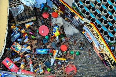 Berlin, Almanya - 1 Ocak 2023: Bir sokak boyunca düzenlenen Yılbaşı kutlamasının çeşitli kalıntıları.