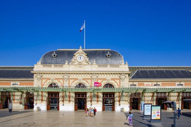 Nice, Fransa - 4 Ekim 2018: Zıplayan bir otobüsün üst güvertesinden Nice tren istasyonuna bakın.