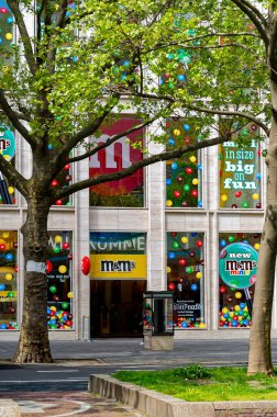 Berlin, Almanya - 27 Nisan 2024: Berlin 'in batısındaki şekerci dükkanı.