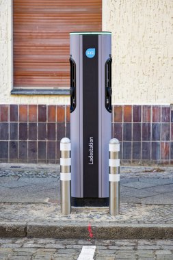 Berlin, Almanya - 19 Ocak 2025: Berlin 'de bir yerleşim bölgesinde bir sokakta elektrikli araçlar için şarj istasyonu.