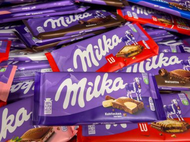 Berlin, Almanya - 22 Ocak 2025: Süpermarket rafındaki çikolatalara bakın.